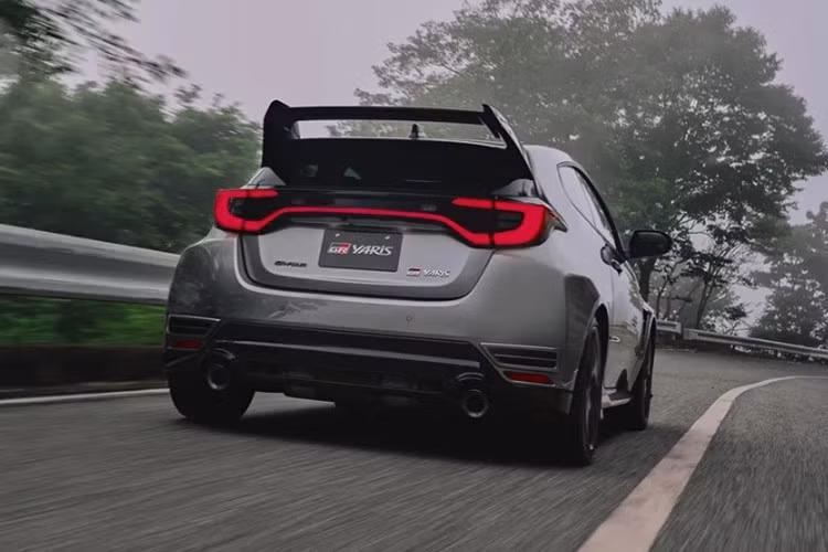 Toyota GR Yaris vốn được biết đến với động cơ tăng áp 1.6L 3 xy-lanh cho công suất 304 mã lực, mô-men xoắn 400 Nm, đi kèm hộp số sàn 6 cấp hoặc tự động 8 cấp cùng hệ dẫn động bốn bánh AWD. Với gói nâng cấp mới, mẫu xe này được bổ sung loạt chi tiết nhằm tăng cường hiệu năng cả trên đường phố lẫn đường đua.