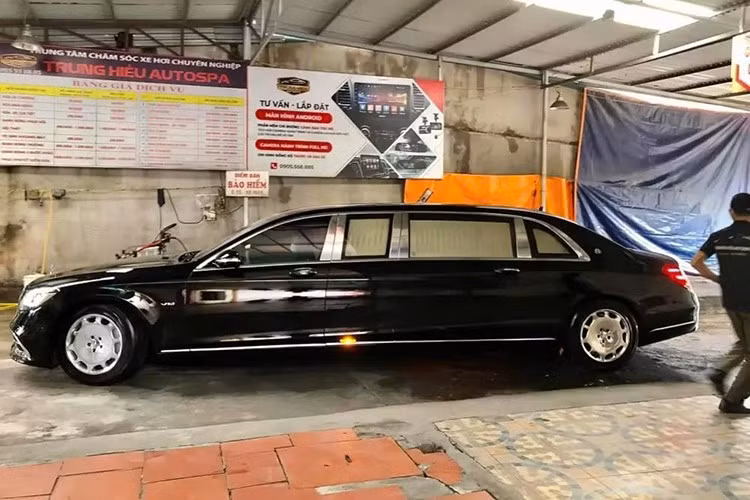 Theo thông tin từ giới mê xe đất mỏ, dù ngày nắng hay mưa, vị đại gia Quảng Ninh vẫn yên vị trên chiếc ghế quyền lực của mẫu xe siêu sang Mercedes-Maybach S650 Pullman đẳng cấp nhất thế giới.