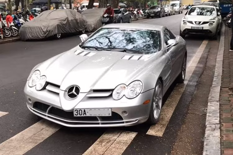 Những chiếc Mercedes-Benz SLR McLaren đã qua sử dụng hiện được rao bán trên thị trường quốc tế dao động từ 250.000 - 400.000 USD. Cá biệt có chiếc Mercedes-Benz SLR McLaren cũ của huyền thoại bóng rổ Michael Jordan được rao bán vào hồi tháng 1 đầu năm nay với giá 695.750 USD.
