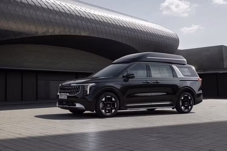 Kia cho biết mẫu Hi-Limousine 2026 sử dụng khung thép dập cao cấp cho phần mui và khung xe, đảm bảo độ cứng vững, khả năng phân bổ tải trọng và chất lượng sơn tối ưu. Bên cạnh đó, hãng cũng nhấn mạnh việc tuân thủ các tiêu chuẩn kiểm soát chất lượng nghiêm ngặt cùng hệ thống dịch vụ rộng khắp, gia tăng độ tin cậy cho sản phẩm.