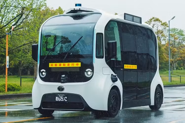 Ngoại hình e-Palette vẫn giữ nhiều nét đặc trưng từ concept gốc với dáng hộp vuông vắn, kính cỡ lớn, bánh xe nhỏ, đèn LED tròn và bảng hiển thị kỹ thuật số phía trước.