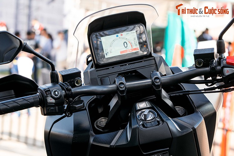 Màn hình kỹ thuật số 5 inch hiển thị đầy đủ thông tin, hỗ trợ kết nối điện thoại thông minh qua bluetooth với ứng dụng Roadsync, cho phép hiển thị cuộc gọi, tin nhắn, điều hướng và giải trí.