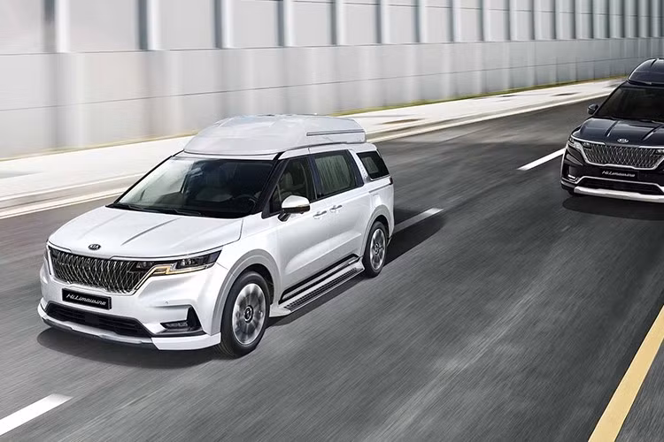 Về cấu hình, Kia bổ sung thêm phiên bản Noblesse 9 chỗ cho động cơ xăng 3.5L, giúp tăng khả năng tiếp cận khách hàng. Carnival Hi-Limousine 2026 có hai tùy chọn động cơ: xăng 3.5L và hybrid tăng áp 1.6L.