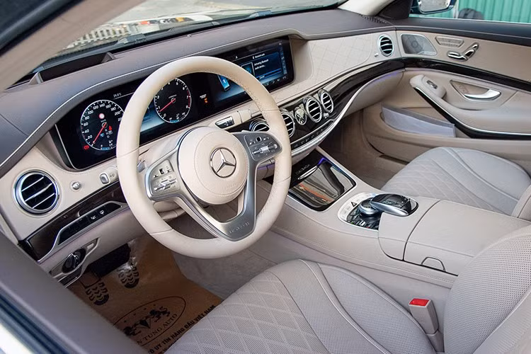Đặc điểm để nhận diện xe siêu sang Mercedes-Maybach S650 Pullman và Mercedes-Maybach S650 quá dễ dàng ở kích thước xe cũng như Mercedes-Maybach S650 Pullman có đến 3 khoang, khi chạy ra đường luôn là tâm điểm của mọi chú ý.