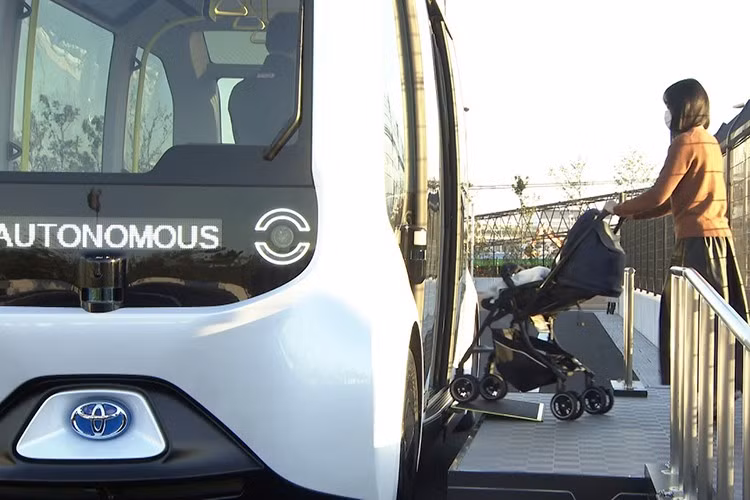 e-Palette từng xuất hiện lần đầu tại triển lãm CES 2018 với phiên bản concept. Đến Thế vận hội Tokyo 2021, Toyota giới thiệu bản thiết kế lại để phục vụ sự kiện. Trải qua nhiều giai đoạn thử nghiệm và tinh chỉnh, mẫu xe giờ đây đã được đưa vào sản xuất thương mại.