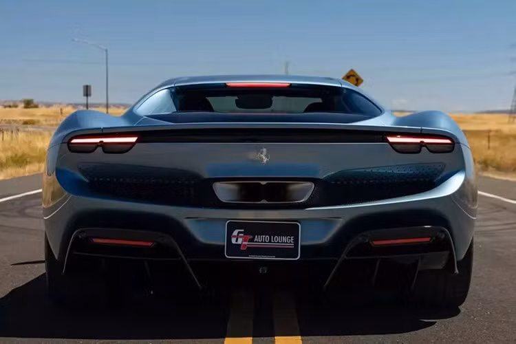 Giám đốc thiết kế của Ferrari, Flavio Manzoni, chịu trách nhiệm cho phần thân xe được chạm khắc tinh xảo. Những đường nét cổ điển tinh tế gợi nhớ đến chiếc Dino 246, trong khi hệ thống khí động học hiện đại đảm bảo lực ép xuống và khả năng cân bằng ở tốc độ cực cao.