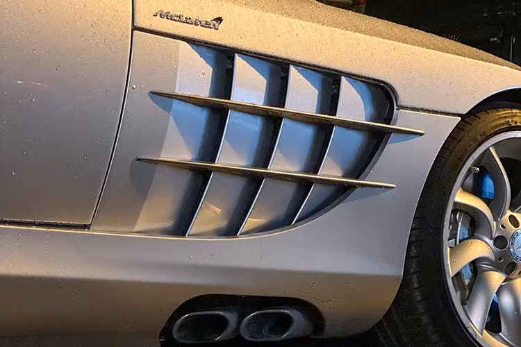 Mercedes-Benz SLR McLaren được giớ thiệu lần đầu tiên tại triển lãm Frankfurt, Đức vào cuối năm 2003. Tại thời điểm đó, mẫu xe này được xem như là biểu tượng về sức mạnh và tốc độ khi có thể tăng tốc từ 0-100 km/h chỉ trong khoảng 3,8 giây trước khi đạt tốc độ tối đa 320 km/h.