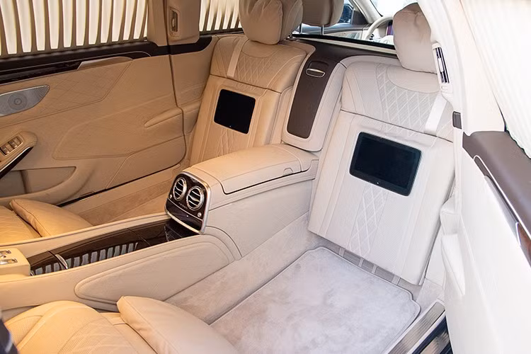 Hai hàng ghế Mercedes-Maybach S650 Pullman đối diện nhau, có khả năng ngả 43,5 độ cũng như tích hợp thêm bàn đỡ chân chỉnh điện, ngoài ra khoang hành khách còn có trang bị ly Champagne bằng bạc thượng hạng được chế tác thủ công bởi Robbe &amp; Berking, bàn làm việc, tủ lạnh.