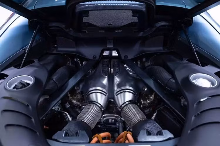 Hồ sơ bảo dưỡng cho thấy xe được chăm sóc cẩn thận mặc dù quãng đường đi được còn ít. Cuối năm 2023, chỉ sau 800 km, bộ lọc gió cabin đã được thay. Ắc quy mới được thay vào giữa năm 2024, và đến tháng 1/2025, sau khi đã đi được 1.900 km, xe đã được thay dầu và lọc gió.