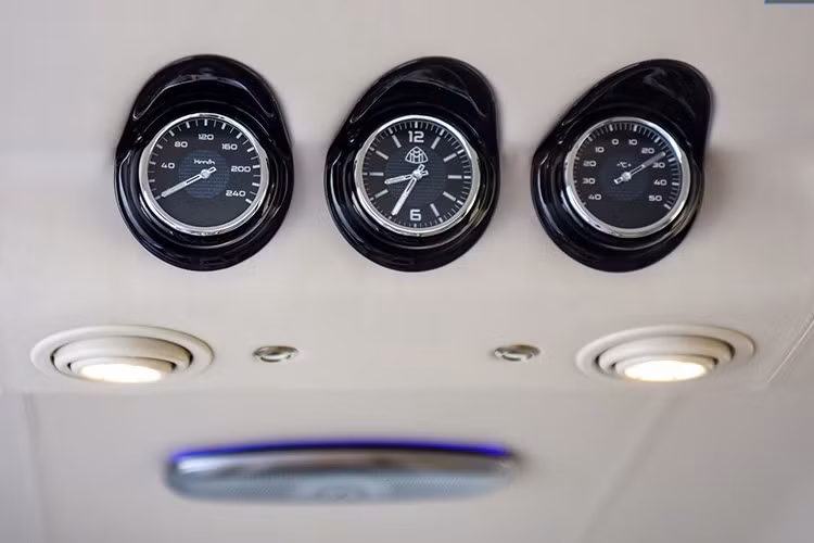 Mercedes-Maybach S650 Pullman có chiều dài 6,5 m còn bên trong nội thất của xe được đánh giá như khách sạn 5 sao thu nhỏ, với khoang hành khách của xe mới là thứ khẳng định đẳng cấp, xe có 4 ghế ngồi thương gia độc lập, quay mặt vào nhau và có khoảng duỗi chân rộng nhất trong phân khúc.