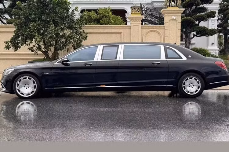 Được biết, chiếc xe siêu sang Mercedes-Maybach S650 của đại gia Quảng Ninh này dù có giá 16,5 tỷ đồng cho biển ngoại gia (hơn 60 tỷ ra biển số trắng), chưa đủ trình để làm lu mờ các xe Bentley, Rolls-Royce hay siêu xe Ferrari, Lamborghini lăn bánh. Tuy nhiên đây không phải là xe Maybach S650 dành cho số đông mà còn có hậu tố Pullman.