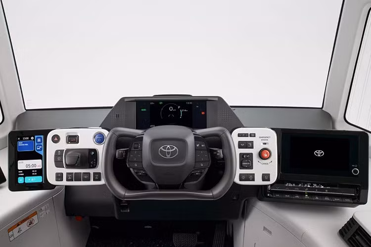 Toyota e-Palette phiên bản thương mại có thêm cửa sổ lớn hơn, đèn xi-nhan mảnh đặt trên khung kính chắn gió, trong khi phần đuôi gần như sao chép thiết kế phía trước nhưng thay cụm đèn hậu màu đỏ.