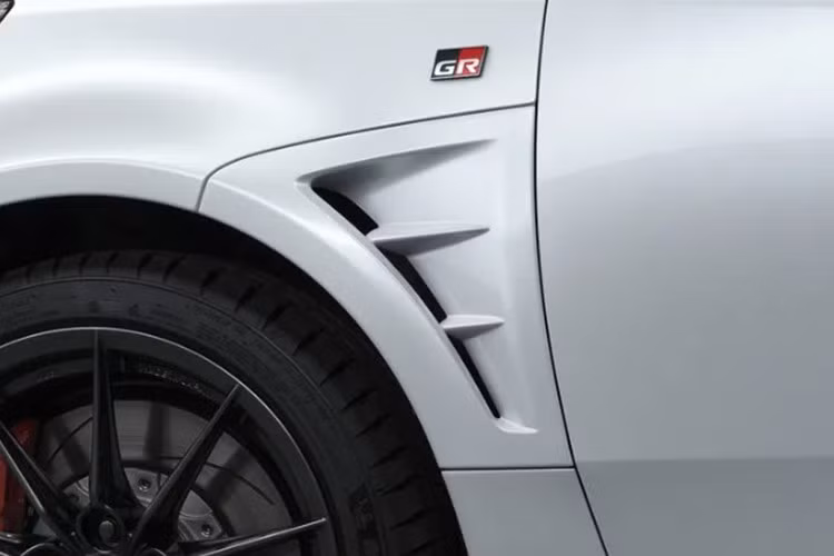 Xe cũng được trang bị cánh lướt gió trước giúp giảm lực nâng và tăng độ bám mặt đường, cùng hốc thoát khí ở vòm bánh trước nhằm cải thiện cảm giác lái và sự ổn định khi vào cua.