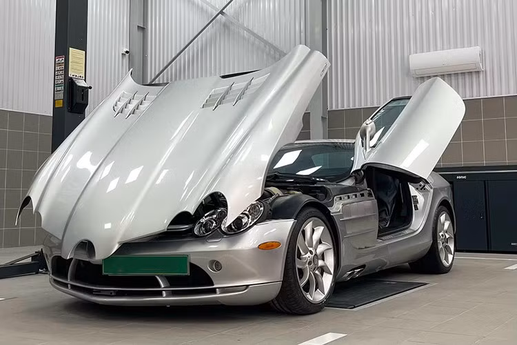 Sau đó, chiếc siêu xe triệu USD Mercedes-Benz SLR McLaren được vận chuyển về TP.HCM để bàn giao cho 1 tay chơi xe đình đám ở đây, nhưng bất ngờ thay, 2 năm sau đó, xe lặng lẽ ra Hà Nội định cư, thông qua 1 giao dịch mua bán vô cùng kín tiếng.