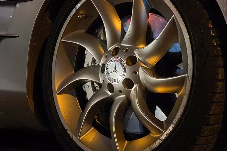 Bên ngoài, chiếc Mercedes-Benz SLR McLaren của doanh nhân Hà Nội được sơn màu bạc Liquid Silver khá đặc trưng. Xe được sản xuất năm 2015 và là 1 trong đúng 2.157 chiếc Mercedes-Benz SLR McLaren trên toàn thế giới.