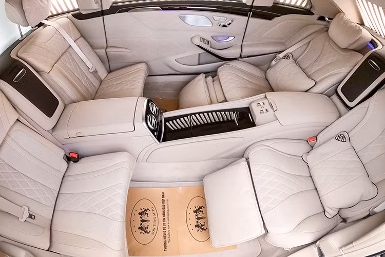 Dòng xe siêu sang Mercedes-Maybach S650 Pullman sở hữu sử dụng động cơ V12, tăng áp kép, dung tích 6.0 lít, sản sinh công suất tối đa 621 mã lực và mô-men xoắn cực đại 1.000 Nm. Mercedes-Maybach S650 Pullman mạnh hơn 99 mã lực và mô-men xoắn cực đại tăng 170 Nm so với Mercedes-Maybach S600 Pullman đã có ít nhất 2 chiếc về nước.