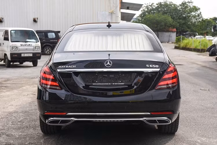 Mercedes-Maybach S650 Pullman có thời gian tăng tốc từ vị trí xuất phát lên 100 km/h chỉ trong 6,5 giây. Trùm cuối trong dòng xe siêu sang Mercedes-Maybach S-Class tất nhiên tiêu thụ nhiên liệu cũng rất khủng, lượng xăng trung bình khoảng 14,6 lít/100 km.
