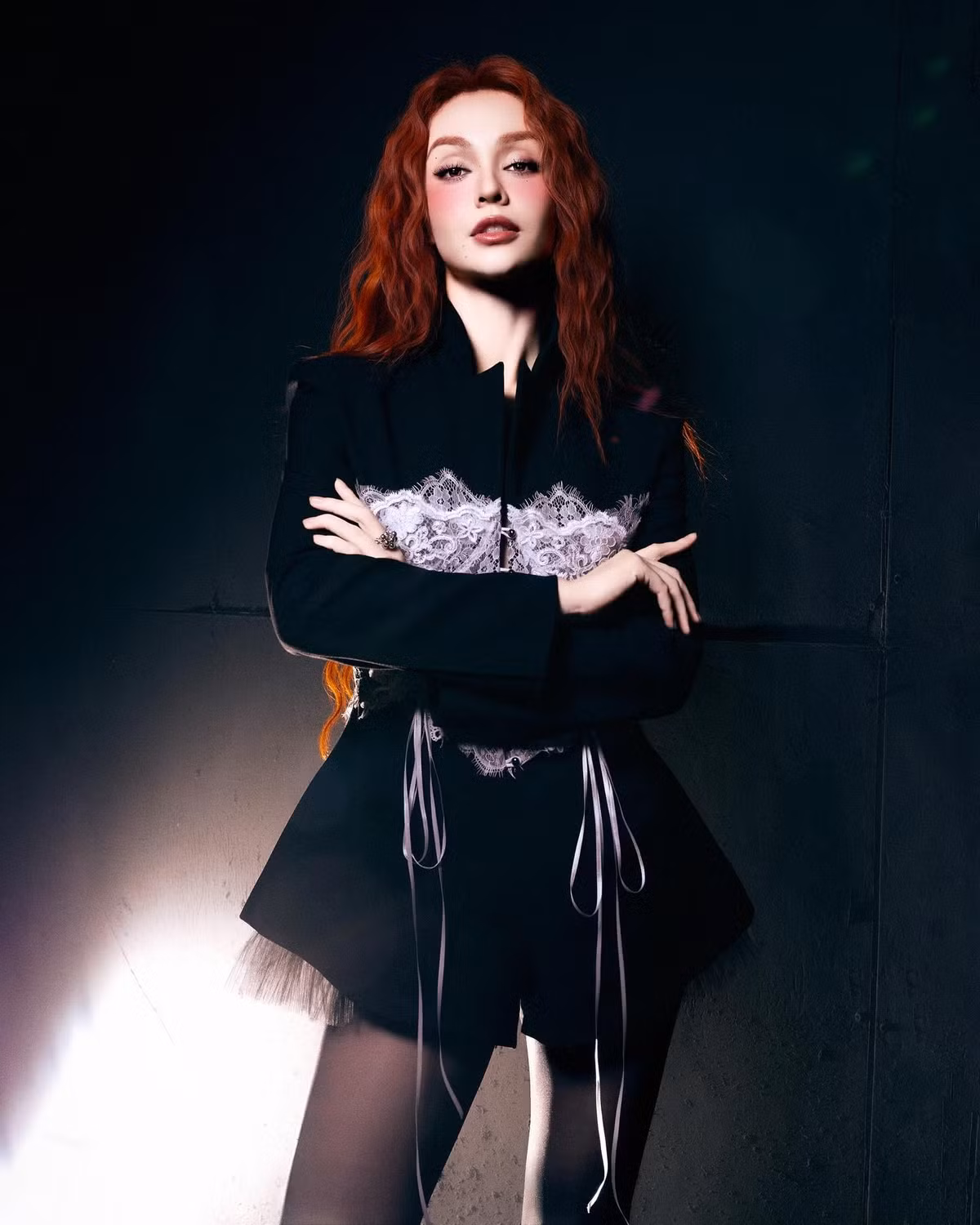 Bộ outfit đen với phần corset ren trắng tinh tế tạo điểm nhấn đầy ấn tượng, vừa cá tính vừa thời thượng. MLee trông như một fashion icon quốc tế, mạnh mẽ nhưng vẫn giữ nét nữ tính đặc trưng.