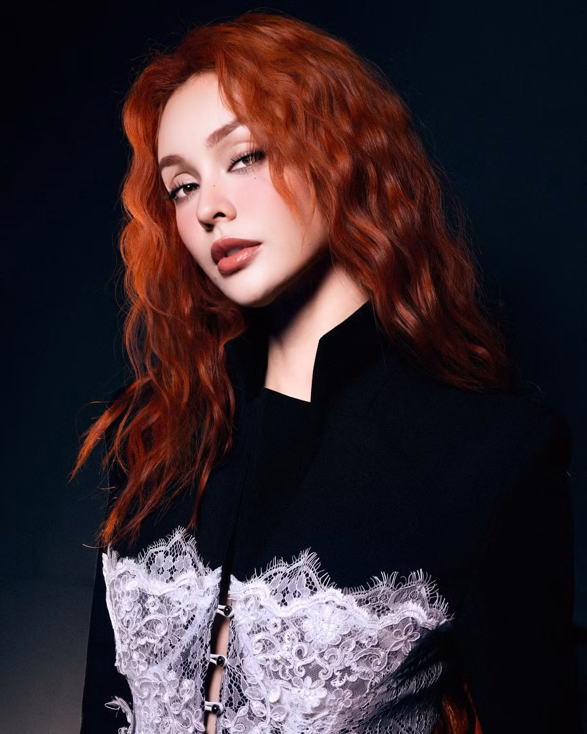 MLee sinh năm 1992, mang hai dòng máu Việt – Pháp, từng gắn liền với danh xưng “bông hồng lai” nhờ vẻ đẹp nổi bật và phong cách thời trang cá tính. Không chỉ sở hữu ngoại hình ấn tượng, cô còn là nghệ sĩ đa năng: Có khả năng đọc rap, chơi piano, guitar, tự sáng tác.