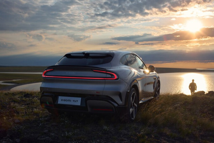 Chỉ trong vòng một giờ sau khi mở đặt trước, Xiaomi đã nhận gần 300.000 đơn cho YU7. Tuy nhiên, trong tháng đầu tiên, hãng chỉ bàn giao được hơn 6.000 xe do gặp khó khăn trong khâu sản xuất. Điều này phản ánh rõ những “nút thắt cổ chai” tại nhà máy của Xiaomi ở Bắc Kinh.