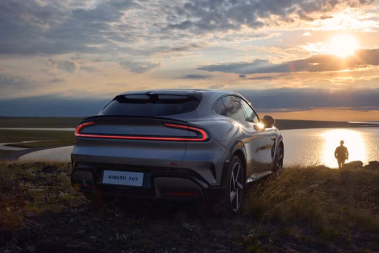 Chỉ trong vòng một giờ sau khi mở đặt trước, Xiaomi đã nhận gần 300.000 đơn cho YU7. Tuy nhiên, trong tháng đầu tiên, hãng chỉ bàn giao được hơn 6.000 xe do gặp khó khăn trong khâu sản xuất. Điều này phản ánh rõ những “nút thắt cổ chai” tại nhà máy của Xiaomi ở Bắc Kinh.