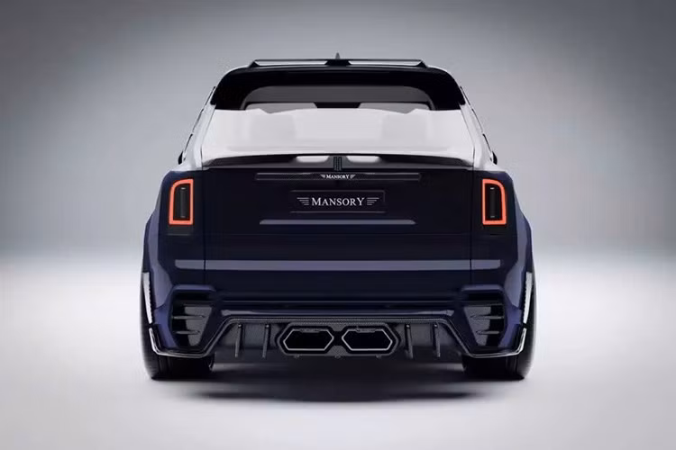 Dù có thể đổ lỗi cho sự kết hợp màu sắc, và việc thiếu vắng các chi tiết carbon, nhưng chiếc Rolls-Royce Cullinan Series II này vẫn trông rất đẹp. Ở phần thân dưới được phủ lớp sơn màu xanh lam, trong khi phần thân trên lại mang màu trắng Grace White. Xe có các đường viền chắn bùn mở rộng...