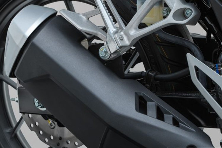 Đèn LED trang bị cho cả đèn pha, đèn hậu và đèn xi-nhan, vừa hiện đại vừa tăng cường khả năng quan sát. Ngoài ra, xe còn được trang bị các điểm phản quang dạng "Cat’s Eyes" ở phía trước và sau để tăng khả năng nhận diện khi di chuyển vào ban đêm hoặc trong điều kiện thiếu sáng.