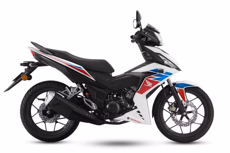 Sức mạnh của Honda RS150R 2025 được truyền qua hộp số 6 cấp, mang đến khả năng vận hành mạnh mẽ và mượt mà trong nhiều điều kiện đường sá khác nhau.