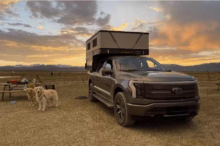 Lều này phù hợp cả cho cắm trại thông thường và “glamping” - cắm trại cao cấp. Bên trong xe, ghế có thể gập phẳng tạo giường ngủ. Hệ thống sưởi và làm mát ghế giữ nhiệt độ dễ chịu, đèn đọc bản đồ có thể dùng như đèn đọc sách và hệ thống massage ghế có thể điều chỉnh độ phồng để tạo tư thế nằm lý tưởng.