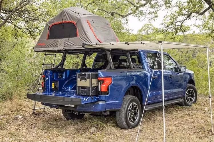 Hệ thống cửa mở sáng tạo này vừa mở rộng không gian cabin ra bên ngoài, vừa tạo bóng râm ở bất cứ vị trí nào trên xe bán tải của Ford. Thiết kế này giúp việc chất dỡ hàng hóa cồng kềnh trở nên dễ dàng hơn.