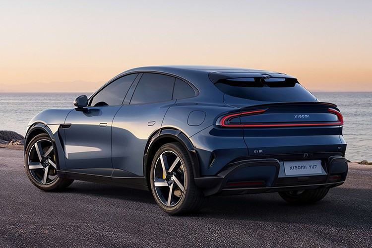 Xe sử dụng tay nắm cửa gập điện, cho phép mở cửa không cần chìa khóa và truy cập cốp sau bằng điện thoại thông minh. Nội thất bọc da toàn bộ, với ghế trước không trọng lực bọc da Nappa có thể ngả đến 123 độ và tích hợp chức năng massage 10 điểm. Hàng ghế sau chỉnh điện ngả đến 135 độ và màn hình cảm ứng 6,68 inch để điều khiển khí hậu, nghe nhạc và định vị...