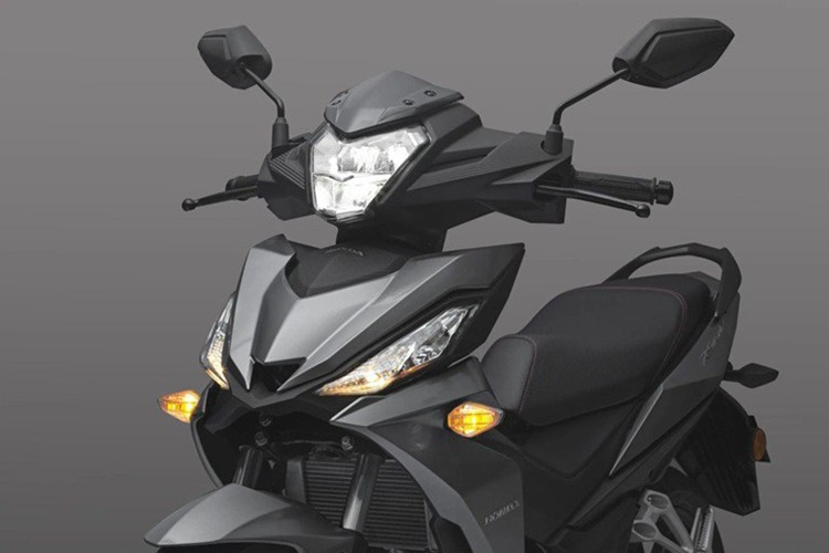 Hệ thống phanh là dạng đĩa đơn cho cả bánh trước và sau, kết hợp với mâm kích thước 17 inch. Xe đi kèm lốp không săm, với thông số lốp trước là 90/80-17 và lốp sau là 120/70-17, đảm bảo khả năng bám đường tốt và an toàn trong quá trình vận hành.