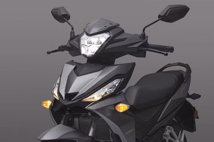 Hệ thống phanh là dạng đĩa đơn cho cả bánh trước và sau, kết hợp với mâm kích thước 17 inch. Xe đi kèm lốp không săm, với thông số lốp trước là 90/80-17 và lốp sau là 120/70-17, đảm bảo khả năng bám đường tốt và an toàn trong quá trình vận hành.