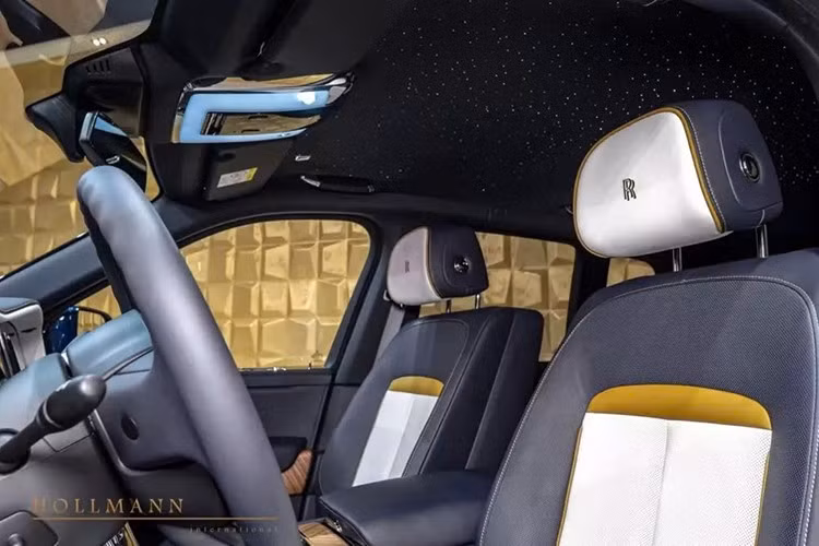 Ngoài ra, xe còn được trang bị đầy đủ các tiện nghi công nghệ và tiện nghi thông thường, thậm chí còn có khay gấp ở phía sau, hệ thống giải trí dành cho hành khách ngồi hàng ghế sau, cùng nhiều tiện nghi khác mà người ta thường thấy ở một chiếc xe hạng sang hiện đại như Rolls-Royce Cullinan Series II.