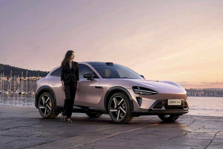 Trong khi mẫu crossover điện YU7 vẫn đang trong giai đoạn tăng tốc sản xuất, thời gian chờ giao xe đã vượt quá một năm. Tình trạng này khiến CEO Xiaomi – ông Lei Jun – bất ngờ lên tiếng khuyên khách hàng nên cân nhắc mua xe từ các thương hiệu đối thủ nếu không thể chờ đợi thêm.