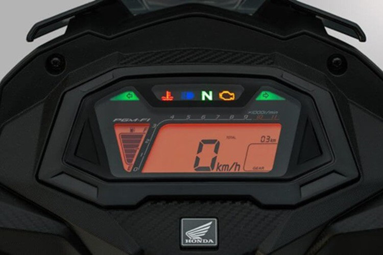 Về trang bị tiện nghi và an toàn, RS150R 2025 sở hữu bảng đồng hồ kỹ thuật số LCD hiển thị đầy đủ các thông tin như tốc độ, vòng tua máy, cấp số, cũng như các đèn cảnh báo cần thiết. Hệ thống chiếu sáng trên xe sử dụng hoàn toàn công nghệ LED...