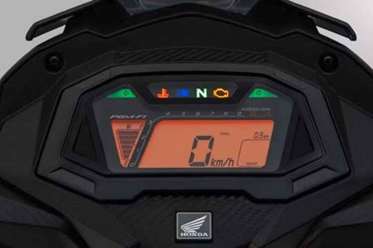 Về trang bị tiện nghi và an toàn, RS150R 2025 sở hữu bảng đồng hồ kỹ thuật số LCD hiển thị đầy đủ các thông tin như tốc độ, vòng tua máy, cấp số, cũng như các đèn cảnh báo cần thiết. Hệ thống chiếu sáng trên xe sử dụng hoàn toàn công nghệ LED...