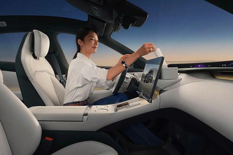 “Nếu bạn cần mua xe ngay, các mẫu xe năng lượng mới sản xuất tại Trung Quốc hiện nay cũng rất tốt,” ông Lei Jun viết trên Weibo. “Hãy thử xem qua Xpeng G7, Li Auto i8 hoặc thậm chí là Tesla Model Y.”