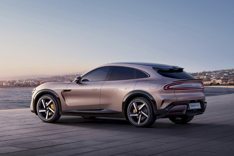 YU7 là mẫu ô tô điện thứ hai của Xiaomi, nối tiếp thành công của chiếc sedan SU7 – mẫu xe đã vượt qua cả Tesla Model 3 về doanh số tại Trung Quốc kể từ khi ra mắt đầu năm 2024.