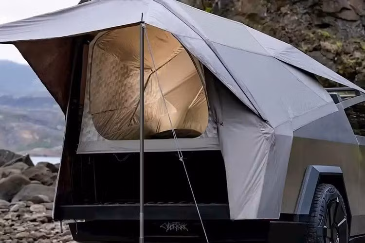 Ford còn phát triển một mẫu lều gắn trực tiếp vào xe. Lều có túi đặc biệt ôm khít gương chiếu hậu để cố định, đồng thời có thể mở rộng bằng dây đai và túi phụ. Người dùng vẫn có thể lắp bằng cột và dây neo truyền thống.