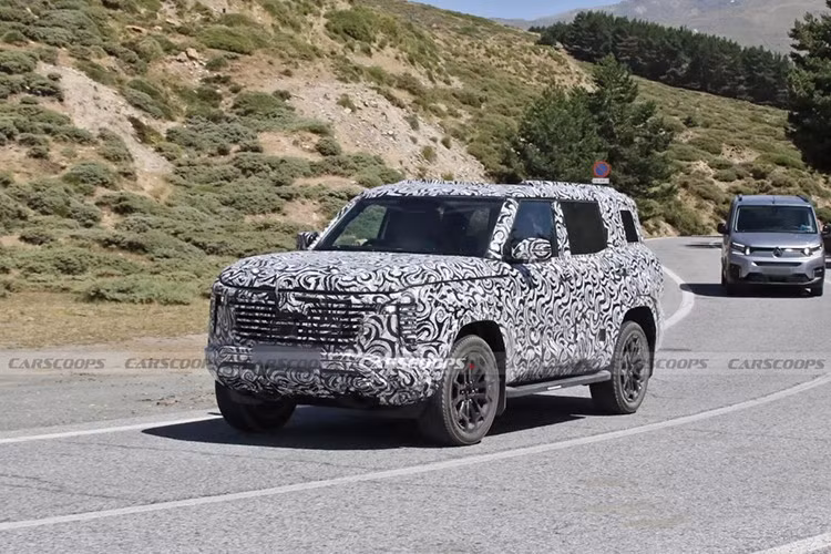 Hình ảnh nguyên mẫu thử nghiệm hé lộ một thiết kế hiện đại, vuông vức và cơ bắp. Cụm đèn LED đặt dọc, lưới tản nhiệt dạng tổ ong và tấm ốp gầm lớn mang đậm chất việt dã. Dáng xe cao, thân xe gân guốc.