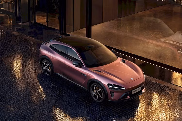 YU7 là mẫu SUV điện phát triển trên nền tảng Modena, với chiều dài 4.999 mm, rộng 1.996 mm và cao 1.608 mm, chiều dài cơ sở là 3.000 mm. Xe có 9 màu ngoại thất, bao gồm xanh lục lấy cảm hứng từ ngọc lục bảo Colombia và các phiên bản màu cam và titan kim loại. Trọng lượng xe dao động 2.140-2.460 kg tùy cấu hình. Các lựa chọn vành kích thước 19 và 20 inch.