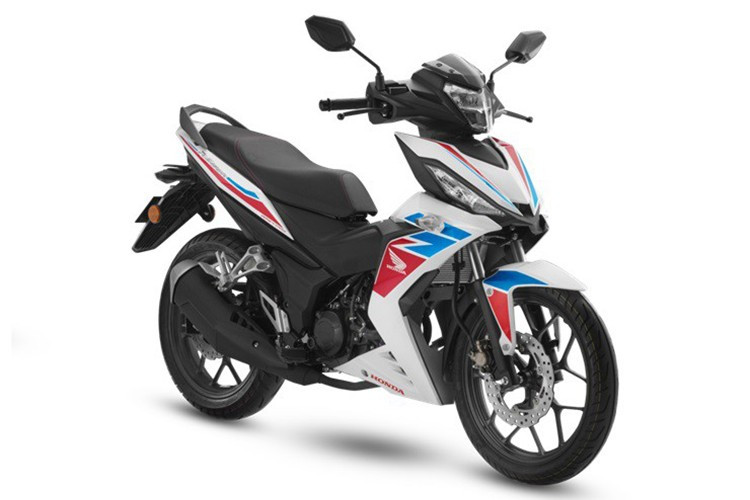 Phiên bản RS150R 2025 mang đến 3 lựa chọn màu mới, đầy cá tính và thể thao: xám nhám (Matte Grey), xanh đậm (Dark Blue), và phiên bản ba màu (Tri-Color: đỏ – xanh – trắng), lấy cảm hứng từ dòng xe thể thao nổi tiếng CBR Series của Honda. Xe được bán ra trên thị trường Malaysia với mức giá 8379 ringgit (khoảng gần 52 triệu đồng).