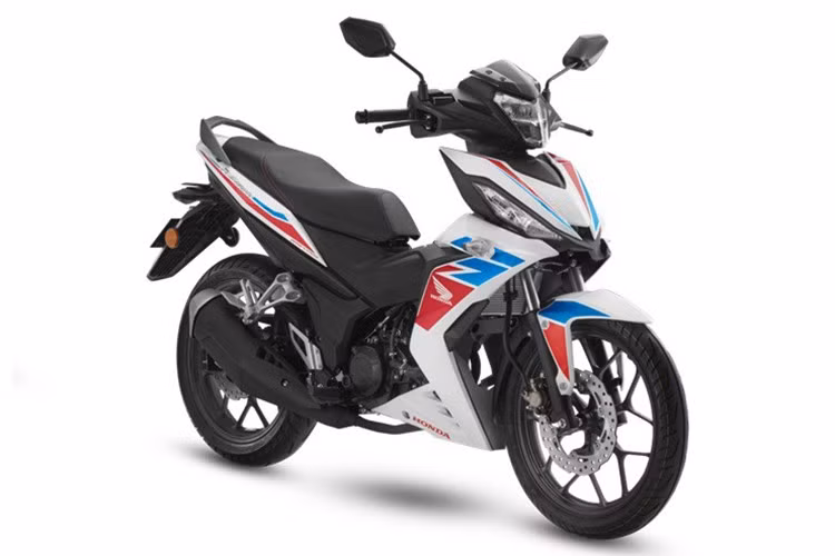 Phiên bản RS150R 2025 mang đến 3 lựa chọn màu mới, đầy cá tính và thể thao: xám nhám (Matte Grey), xanh đậm (Dark Blue), và phiên bản ba màu (Tri-Color: đỏ – xanh – trắng), lấy cảm hứng từ dòng xe thể thao nổi tiếng CBR Series của Honda. Xe được bán ra trên thị trường Malaysia với mức giá 8379 ringgit (khoảng gần 52 triệu đồng).
