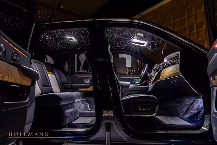 Biểu tượng Spirit of Ecstasy trang trí phần đầu xe cũng có màu xanh lam nhạt, tương tự như lưới tản nhiệt trên và dưới có đèn nền. Bộ vành không có gì mới, logo của Mansory có thể nhìn thấy trên một số bộ phận bên ngoài, vì hãng độ không thể không thêm nó vào. Điểm nhấn cuối cùng của chiếc Rolls-Royce Cullinan 2025 này, ít nhất là về mặt ngoại thất, là hạ thấp gầm xe, trông nó gần như sát mặt đất.