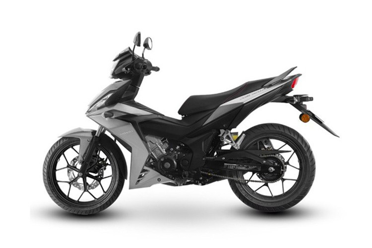 Về kết cấu khung gầm và hệ thống treo, RS150R 2025 sử dụng khung dạng Twin Tube chắc chắn, giúp tăng độ ổn định và độ bền khi vận hành. Xe được trang bị phuộc trước dạng ống lồng và phuộc sau dạng monoshock có thể điều chỉnh 3 cấp độ, phù hợp với nhiều phong cách lái và tải trọng.