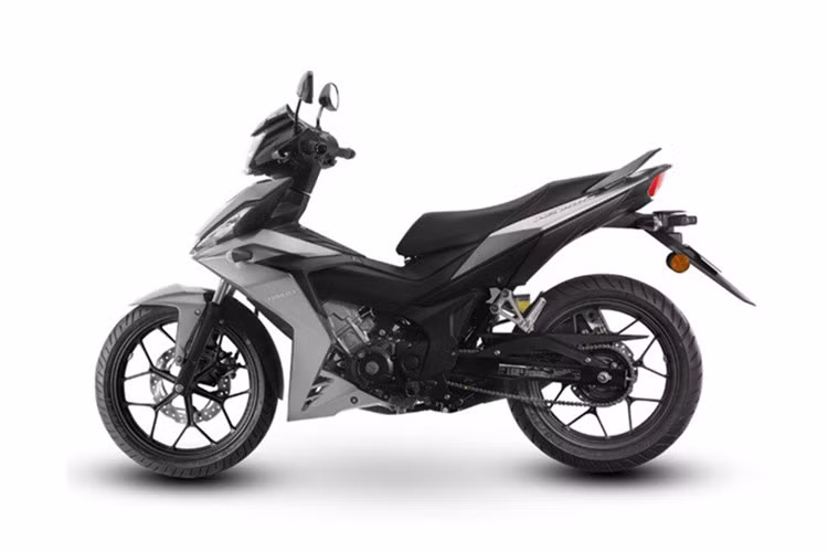 Về kết cấu khung gầm và hệ thống treo, RS150R 2025 sử dụng khung dạng Twin Tube chắc chắn, giúp tăng độ ổn định và độ bền khi vận hành. Xe được trang bị phuộc trước dạng ống lồng và phuộc sau dạng monoshock có thể điều chỉnh 3 cấp độ, phù hợp với nhiều phong cách lái và tải trọng.