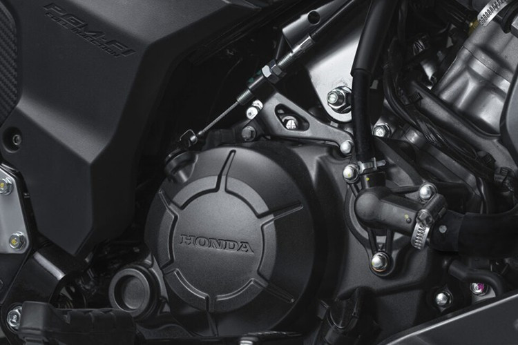 Về sức manh, Honda RS150R 2025 vẫn giữ nguyên khối động cơ xy lanh đơn loại DOHC dung tích 149,2 cc, làm mát bằng dung dịch. Khối động cơ này cho công suất cực đại 16 mã lực tại vòng tua 9.000 vòng/phút và mô-men xoắn cực đại 13,6 Nm tại 7.000 vòng/phút.