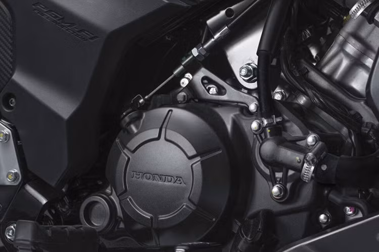 Về sức manh, Honda RS150R 2025 vẫn giữ nguyên khối động cơ xy lanh đơn loại DOHC dung tích 149,2 cc, làm mát bằng dung dịch. Khối động cơ này cho công suất cực đại 16 mã lực tại vòng tua 9.000 vòng/phút và mô-men xoắn cực đại 13,6 Nm tại 7.000 vòng/phút.