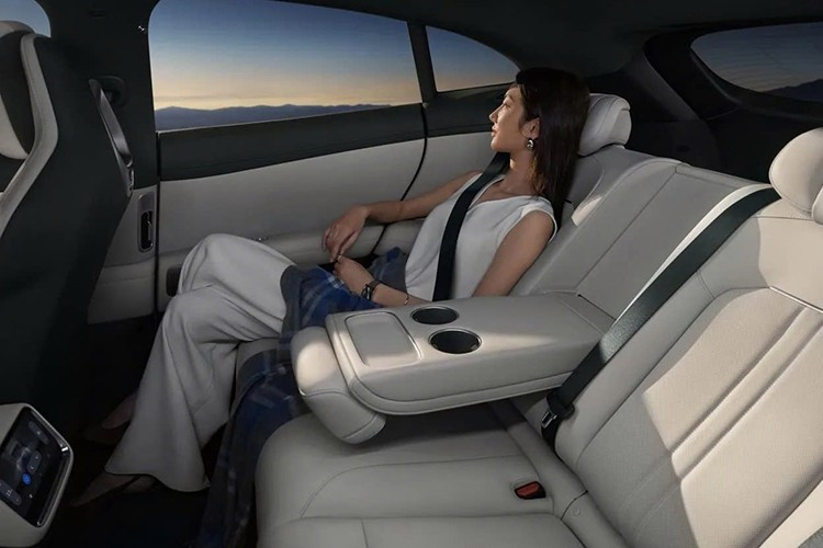 Dù được đánh giá là hành động “thành thật hiếm thấy” trong giới lãnh đạo ngành xe, phát ngôn của ông Lei Jun đã thu hút nhiều ý kiến trái chiều. Một số người dùng cho rằng đây là cách tiếp cận thẳng thắn và tôn trọng khách hàng, trong khi nhiều người khác cho rằng Xiaomi cần sớm cải thiện năng lực sản xuất để giữ vững lòng tin người tiêu dùng.